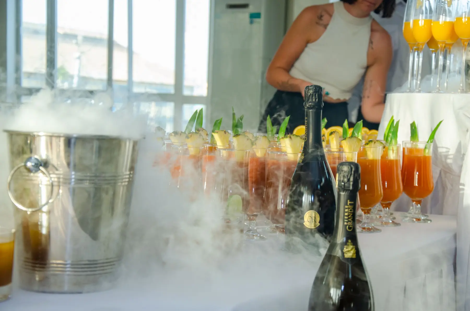 Préparation spectaculaire au bar pendant une prestation