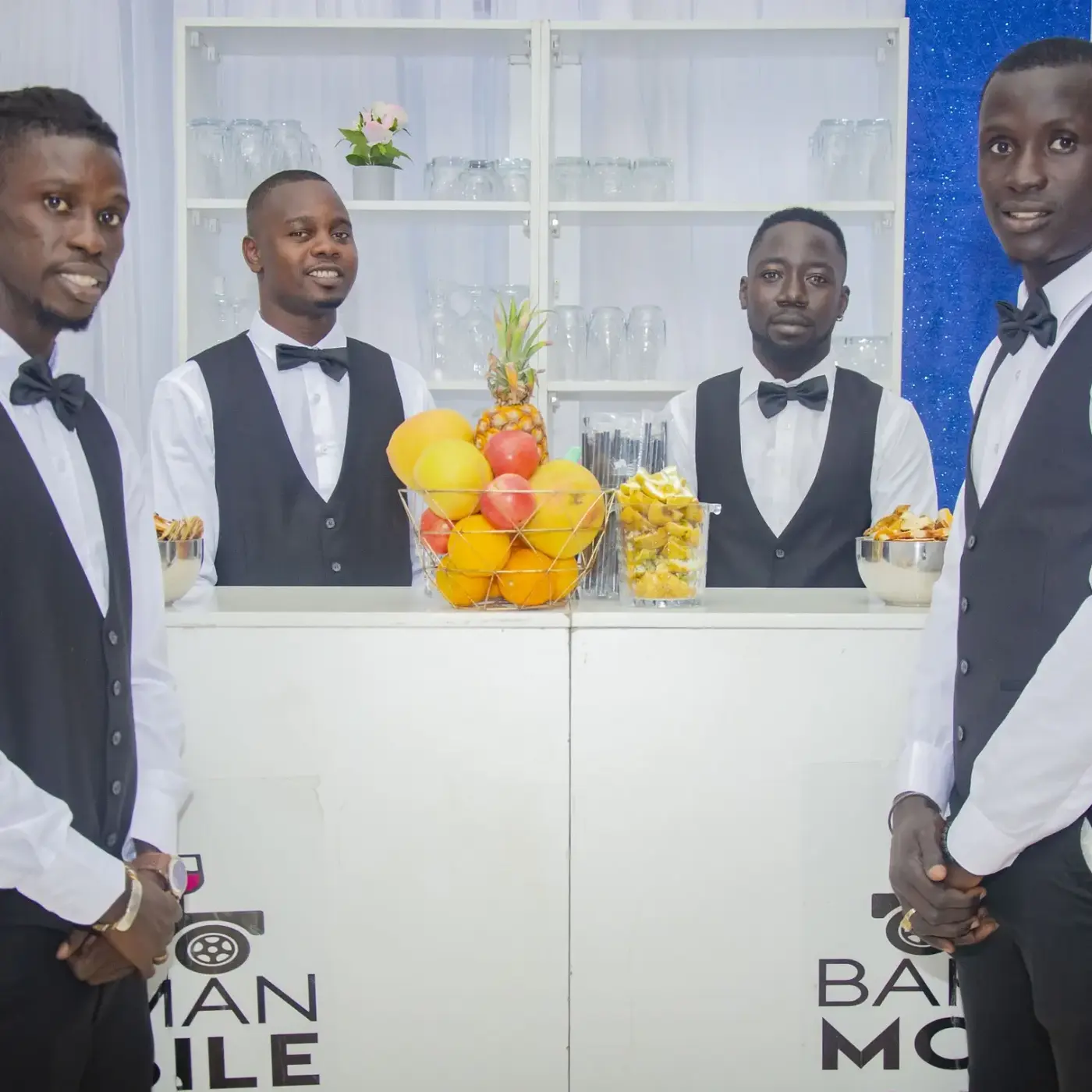 Équipe Barman Mobile Group devant son bar mobile