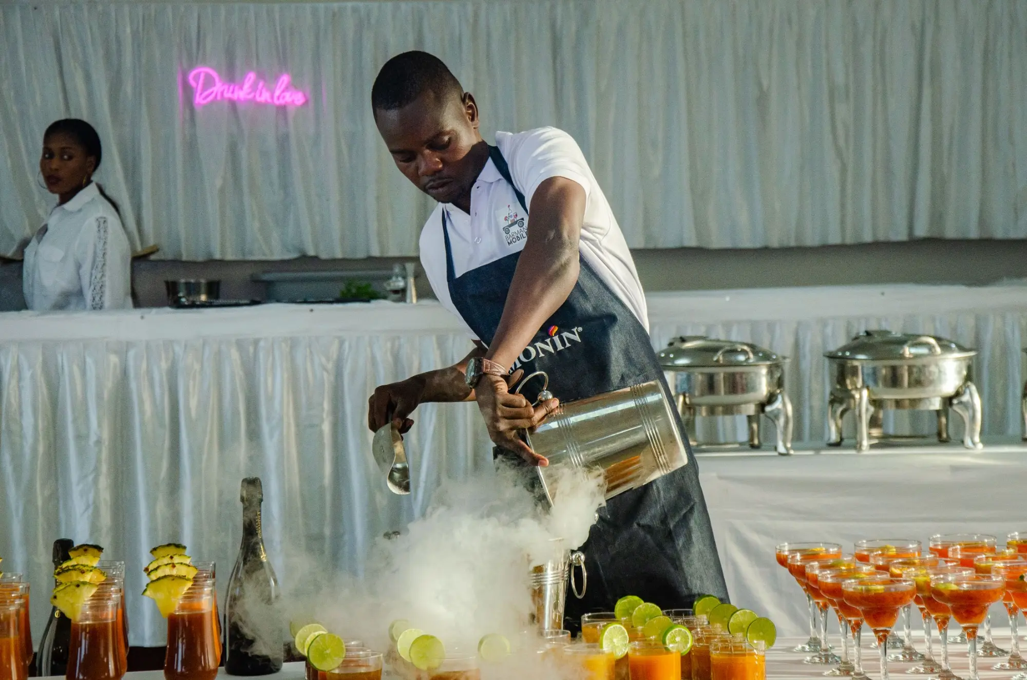 Barman Mobile Group en pleine préparation de cocktails lors d'une réception au Sénégal